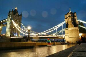 baixo ângulo Visão do central Londres cidade às rio Tamisa e torre Londres ponte durante uma nublado dia do Junho 18, 2023. Londres, Inglaterra, Unidos reino, ótimo Grã-Bretanha percorrer. foto