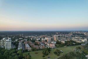 aéreo Visão do britânico turista atração do bournemouth de praia e mar Visão cidade do Inglaterra ótimo Grã-Bretanha Reino Unido. imagem capturado com drones Câmera em setembro 9º, 2023 durante pôr do sol foto