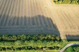 Alto ângulo cenas do britânico agrícola fazendas às campo panorama perto luton cidade do Inglaterra ótimo Grã-Bretanha do Reino Unido. cenas estava capturado com drones Câmera em agosto 19, 2023 foto