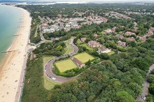 Ariel cenas do atraente turista destino às bournemouth cidade arenoso de praia e oceano do Inglaterra ótimo Grã-Bretanha, aéreo cenas capturado com drones Câmera em agosto 23, 2023 durante ensolarado dia. foto