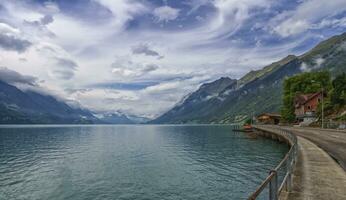 lago e Alpes montanhas às Brienz dentro Suíça foto