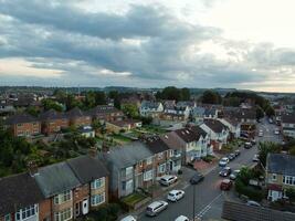 Alto ângulo Visão do lindo nuvens e céu sobre luton cidade durante pôr do sol foto