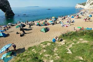 a maioria lindo Alto ângulo Visão do britânico panorama e mar Visão do durdle porta de praia do Inglaterra ótimo Grã-Bretanha, Reino Unido. imagem estava capturado com drones Câmera em setembro 9º, 2023 foto