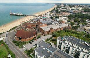 Ariel cenas do atraente turista destino às bournemouth cidade arenoso de praia e oceano do Inglaterra ótimo Grã-Bretanha, aéreo cenas capturado com drones Câmera em agosto 23, 2023 durante ensolarado dia. foto