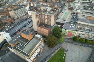 aéreo Visão do iluminado centro da cidade edifícios, estradas e central luton cidade do Inglaterra Reino Unido às começando do Claro clima noite do setembro 5 ª, 2023 foto