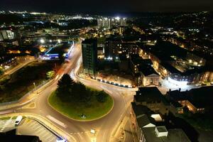 aéreo Visão do iluminado centro da cidade edifícios, estradas e central luton cidade do Inglaterra Reino Unido às começando do Claro clima noite do setembro 5 ª, 2023 foto