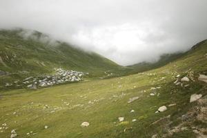 paisagem de planalto cercada por montanhas, turquia, rize, camlihemsin foto