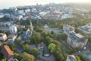 aéreo Visão do britânico turista atração do bournemouth de praia e mar Visão cidade do Inglaterra ótimo Grã-Bretanha Reino Unido. imagem capturado com drones Câmera em setembro 9º, 2023 durante pôr do sol foto