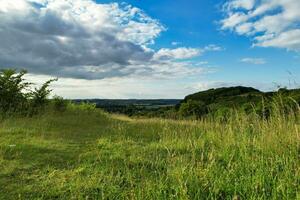 a maioria lindo britânico campo panorama às apontador badalos vale do Inglaterra Luton, Reino Unido. imagem estava capturado em Junho 24, 2023 foto