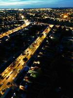 aéreo Visão do iluminado residencial distrito do luton cidade do Inglaterra foto