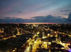 aéreo Visão do iluminado luton cidade do Inglaterra Reino Unido depois de pôr do sol durante noite do verão. imagem estava capturado com drones Câmera em set 1º, 2023 foto