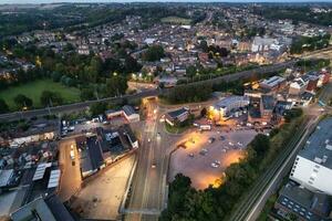 aéreo Visão do iluminado centro da cidade edifícios, estradas e central luton cidade do Inglaterra Reino Unido às começando do Claro clima noite do setembro 5 ª, 2023 foto