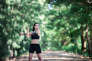 mulher jovem aptidão esticando as pernas antes de correr. foto