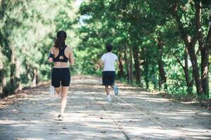 jovem casal correndo no parque. foto