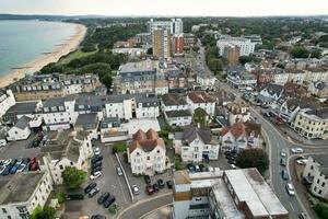 Ariel cenas do atraente turista destino às bournemouth cidade arenoso de praia e oceano do Inglaterra ótimo Grã-Bretanha, aéreo cenas capturado com drones Câmera em agosto 23, 2023 durante ensolarado dia. foto