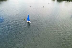 Alto ângulo cenas do pessoas estão passeios de barco às caldecote lago localizado às Milton keynes cidade do Inglaterra ótimo Grã-Bretanha Reino Unido. a aéreo panorama estava capturado em agosto 21, 2023 com drones Câmera foto