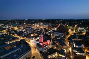 aéreo Visão do iluminado centro da cidade edifícios, estradas e central luton cidade do Inglaterra Reino Unido às começando do Claro clima noite do setembro 5 ª, 2023 foto