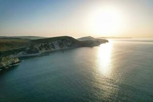 melhor aéreo cenas do linda britânico turista atração e oceano mar Visão do durdle porta de praia do Inglaterra Reino Unido. capturado com drones Câmera em setembro 9º, 2023 foto