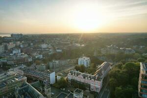 aéreo Visão do britânico turista atração do bournemouth de praia e mar Visão cidade do Inglaterra ótimo Grã-Bretanha Reino Unido. imagem capturado com drones Câmera em setembro 9º, 2023 durante pôr do sol foto