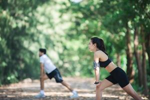 homem e mulher alongando-se juntos no parque. foto