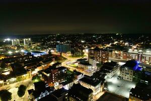 aéreo Visão do iluminado centro da cidade edifícios, estradas e central luton cidade do Inglaterra Reino Unido às começando do Claro clima noite do setembro 5 ª, 2023 foto