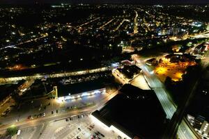 aéreo Visão do iluminado centro da cidade edifícios, estradas e central luton cidade do Inglaterra Reino Unido às começando do Claro clima noite do setembro 5 ª, 2023 foto