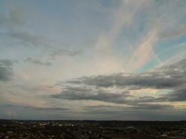 Alto ângulo Visão do lindo nuvens e céu sobre luton cidade durante pôr do sol foto