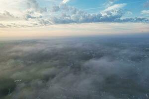 a maioria lindo e melhor Alto ângulo dramático colorida céu cenas a partir de acima a nuvens. a velozes comovente nuvens durante Sol Aumentar cedo dentro a manhã sobre luton cidade do Inglaterra Reino Unido foto