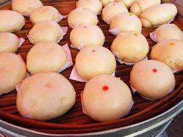 close-up de pãezinhos a vapor em um mercado de rua de passeio tailandês foto