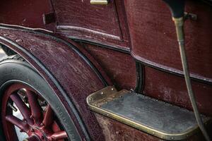 vintage carros a partir de a 1900 estacionado acima em uma histórico mostrar do clássico carros Londres para Brighton, leste sussex, Reino Unido. foto