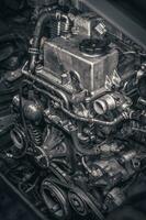 moderno japonês diesel motor ser despojado baixa dentro uma garagem esperando para reparar. foto