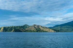 lindo Visão do pulo dua balantak colina, Visão do azul mar e branco nuvens com azul céu localizado dentro a banggai distrito do central sulawesi, Indonésia foto