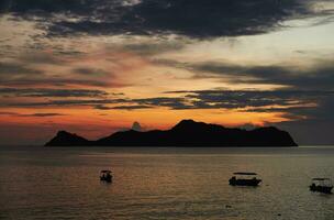 lindo Visão do pulo dua balantak colina, Visão do a ilha às nascer do sol e Vejo pescaria barcos localizado dentro a banggai distrito do central sulawesi, Indonésia foto