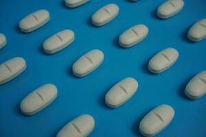 padronizar fez com farmacêutico remédio pílulas, comprimidos e cápsulas em azul fundo. foto