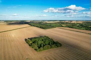 Alto ângulo panorâmico panorama Visão do britânico agrícola fazendas às campo panorama do apontador badalos, luton cidade do Inglaterra Reino Unido. cenas capturado em agosto 19, 2023 foto