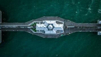 aéreo imagem do Brighton cais dentro cedo tarde ocupado de uma drone, leste sussex, Reino Unido foto