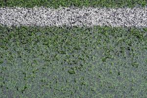 o campo de futebol de grama artificial se inunda com água