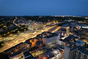 aéreo Visão do iluminado centro da cidade edifícios, estradas e central luton cidade do Inglaterra Reino Unido às começando do Claro clima noite do setembro 5 ª, 2023 foto