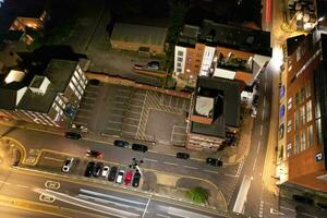 aéreo Visão do iluminado centro da cidade edifícios, estradas e central luton cidade do Inglaterra Reino Unido às começando do Claro clima noite do setembro 5 ª, 2023 foto