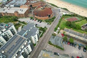 atraente turista destino às bournemouth cidade arenoso de praia e oceano do Inglaterra ótimo Grã-Bretanha, aéreo cenas capturado com drones Câmera em agosto 23, 2023 durante ensolarado dia. foto