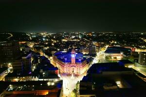 aéreo Visão do iluminado centro da cidade edifícios, estradas e central luton cidade do Inglaterra Reino Unido às começando do Claro clima noite do setembro 5 ª, 2023 foto