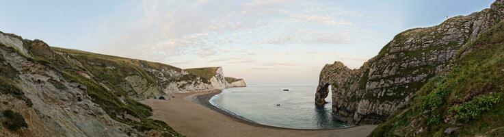 a maioria lindo Alto ângulo Visão do britânico panorama e mar Visão do durdle porta de praia do Inglaterra ótimo Grã-Bretanha, Reino Unido. imagem estava capturado com drones Câmera em setembro 9º, 2023 foto