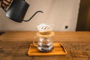 derramar água quente sobre um café gotejamento foto