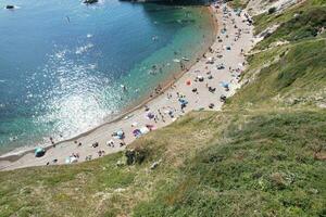 melhor aéreo cenas do pessoas estão desfrutando barco passeio às linda britânico turista atração e oceano mar Visão do durdle porta de praia do Inglaterra Reino Unido. capturado com drones Câmera em setembro 9º, 2023 foto