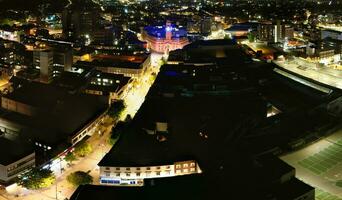 ultra Largo aéreo panorâmico Visão do iluminado centro da cidade edifícios, estradas e central luton cidade do Inglaterra Reino Unido às começando do Claro tempo noite do setembro 5 ª, 2023 foto