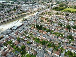 aéreo Visão do britânico cidade e residencial distrito durante pôr do sol foto