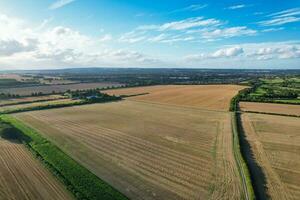 Alto ângulo panorâmico panorama Visão do britânico agrícola fazendas às campo panorama do apontador badalos, luton cidade do Inglaterra Reino Unido. cenas capturado em agosto 19, 2023 foto