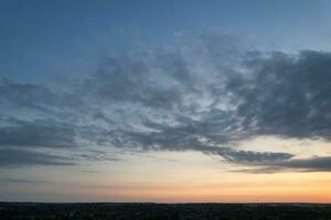 a maioria lindo Visão do céu e dramático nuvens sobre luton cidade do Inglaterra Reino Unido durante pôr do sol. foto