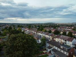 Alto ângulo Visão do lindo nuvens e céu sobre luton cidade durante pôr do sol foto