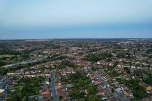 aéreo Visão do residencial real Estado casas às leste do luton cidade do Inglaterra, ótimo bretanha. cenas estava capturado com drones Câmera em agosto 19, 2023 durante pôr do sol tempo. foto